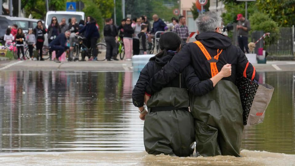 Италид үерийн гамшгийн аврах ажиллагааны үеэр гал сөнөөгч амиа алджээ